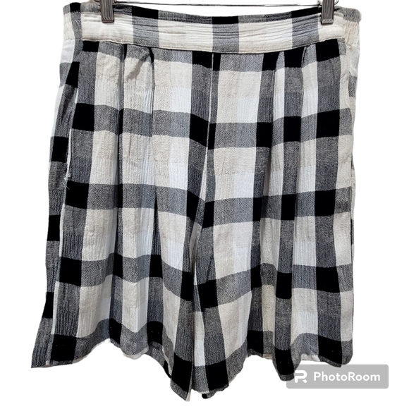 Pants - 16" Waist Black Tan Cream Plaid Shorts Contemporary Summer VCAY